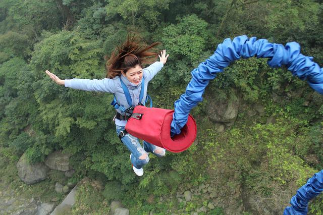 Un accident lié au saut à l'élastique