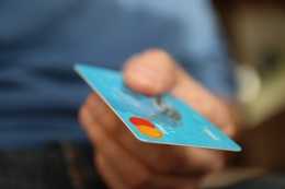 Vérifiez attentivement quelles assurances sont liées à votre carte de crédit!